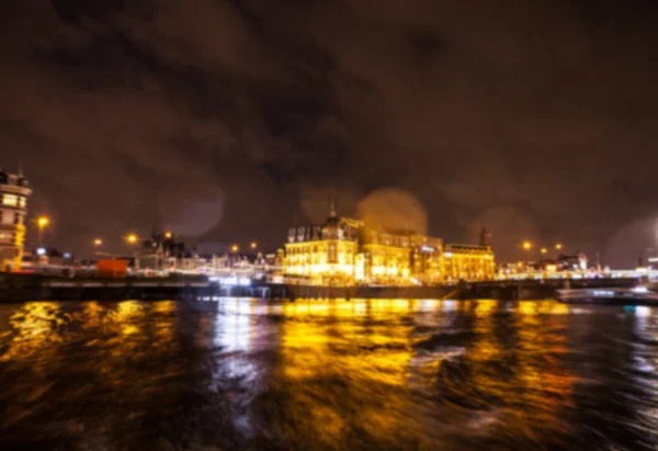 Riflessioni di illuminazione notturna nei canali di Amsterdam da barca da crociera in movimento. Foto astratta offuscata come sfondo . — Foto Stock