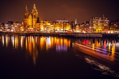 Amsterdam gece kanalları üzerinde hareket bulanıklığı ışık ile mavi yolculuk.