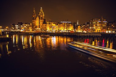 Amsterdam gece kanalları üzerinde hareket bulanıklığı ışık ile mavi yolculuk.