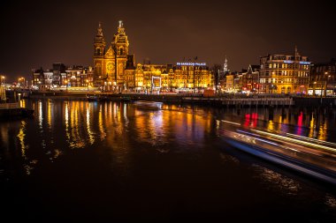 Amsterdam gece kanalları üzerinde hareket bulanıklığı ışık ile mavi yolculuk.