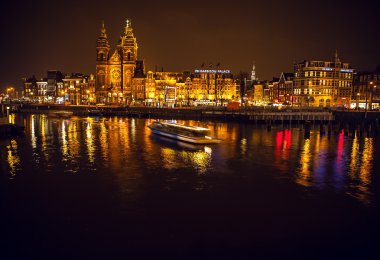 Amsterdam gece kanalları üzerinde hareket bulanıklığı ışık ile mavi yolculuk.