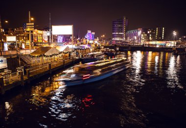 Amsterdam, Hollanda - 17 Ocak 2016: Cruise tekne gece kanallarında üzerinde 17 Ocak 2016 Amsterdam de Amsterdam - Hollanda.
