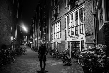 Amsterdam, Hollanda - 22 Ocak 2016: Amsterdam, şehrin sokaklarında geceleri. Şehir manzarası Amsterdam - Hollanda genel görünüm üzerinde 22 Ocak 2016.