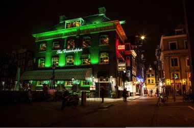 Amsterdam, Hollanda - 22 Ocak 2016: Amsterdam, şehrin sokaklarında geceleri. Şehir manzarası Amsterdam - Hollanda genel görünüm üzerinde 22 Ocak 2016.