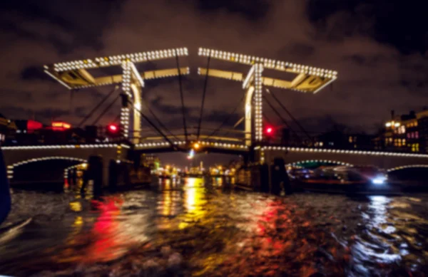 Éjszakai világítás gondolatok Amszterdam csatornák a mozgó hajó cruise. Homályos absztrakt fotó háttér. — Stock Fotó