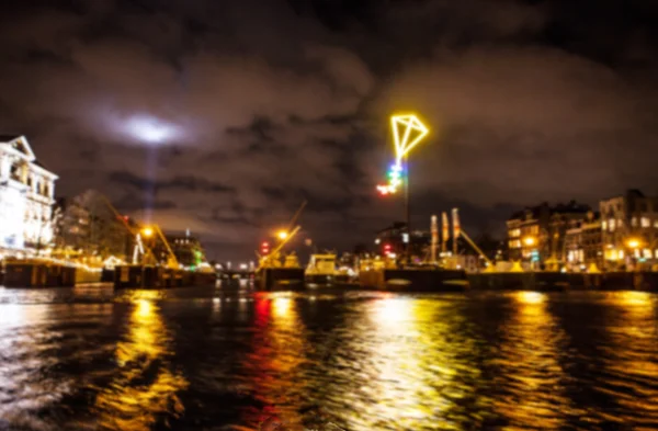 Nacht verlichting reflecties in Amsterdam kanalen verplaatsen cruise boot. Wazig abstracte foto als achtergrond. — Stockfoto