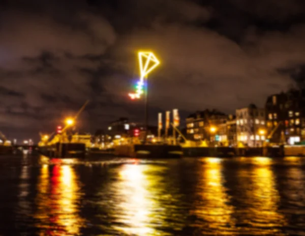 Réflexions d'éclairage nocturne dans les canaux Amsterdam de bateau de croisière en mouvement. Photo abstraite floue comme arrière-plan . — Photo