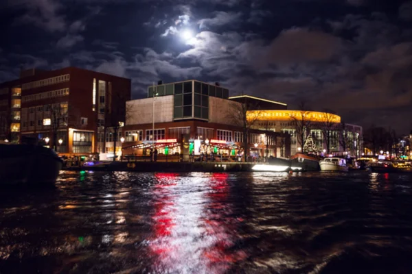 Reflejos de iluminación nocturna en los canales de Amsterdam desde el crucero en movimiento. Foto abstracta borrosa como fondo . —  Fotos de Stock