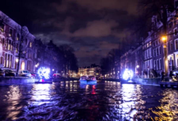 Reflexos de iluminação noturna em canais de Amsterdã de barco de cruzeiro em movimento. Foto abstrata borrada como fundo . — Fotografia de Stock