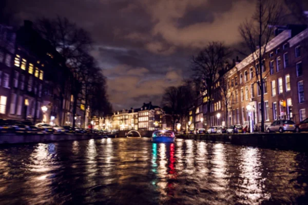 Reflejos de iluminación nocturna en los canales de Amsterdam desde el crucero en movimiento. Foto abstracta borrosa como fondo . — Foto de Stock