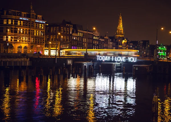 AMSTERDAM, PAÍSES BAJOS - 1 DE ENERO DE 2016: Vista general del canal nocturno en el centro de Ámsterdam desde el puente. El 1 de enero de 2016 en Amsterdam - Países Bajos . —  Fotos de Stock