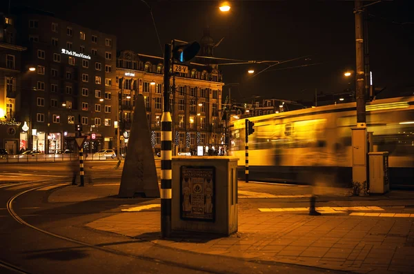 Amszterdam, Hollandia - 22 2016. január: Város utcáin amszterdami éjjel. Általános véleményét városi táj 2016. január 22., Amszterdam - Hollandia. — Stock Fotó
