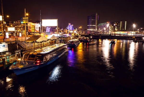 AMSTERDAM, PAYS-BAS - 17 JANVIER 2016 : Bateau de croisière dans les canaux de nuit d'Amsterdam le 17 janvier 2016 à Amsterdam - Pays-Bas . — Photo