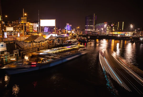 AMSTERDAM, PAYS-BAS - 17 JANVIER 2016 : Bateau de croisière dans les canaux de nuit d'Amsterdam le 17 janvier 2016 à Amsterdam - Pays-Bas . — Photo