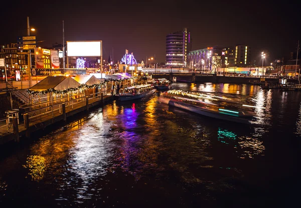 AMSTERDAM, PAYS-BAS - 17 JANVIER 2016 : Bateau de croisière dans les canaux de nuit d'Amsterdam le 17 janvier 2016 à Amsterdam - Pays-Bas . — Photo