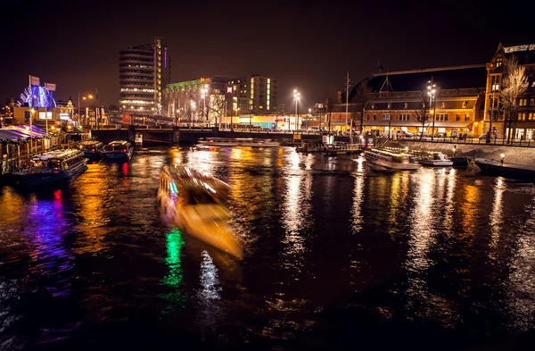 Amsterdam, Nizozemsko - 17 ledna 2016: Výletní lodi v noci kanály Amsterdamu na 17 ledna 2016 v Amsterdamu - Holandsko. — Stock fotografie