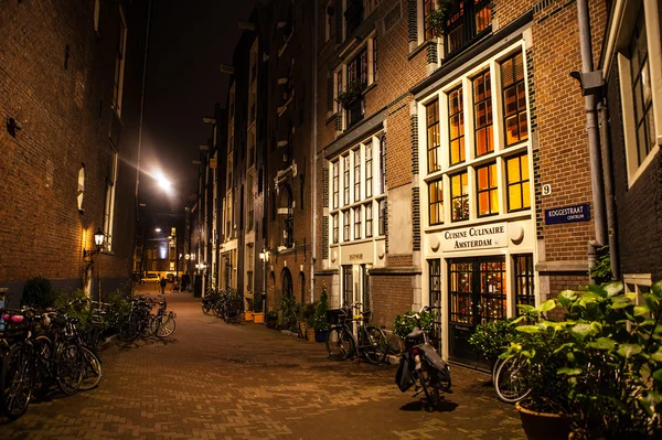 Amsterdam, Holandia - 22 stycznia 2016: Ulice Amsterdamu w nocy. Ogólny widok krajobrazu miasta na 22 stycznia 2016 w Amsterdam - Holandia. — Zdjęcie stockowe