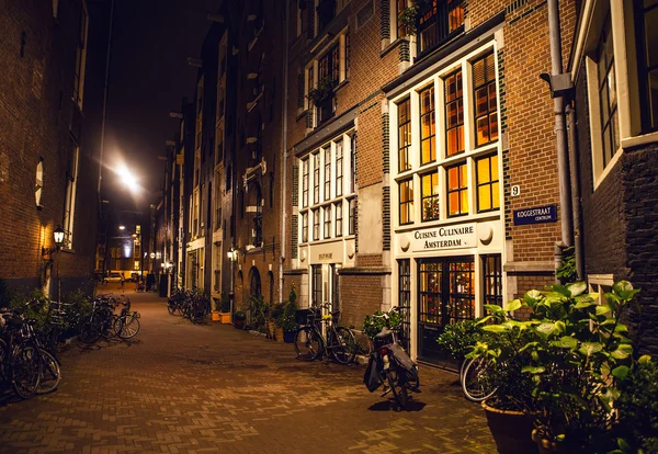 AMSTERDAM, PAÍSES BAJOS - 22 DE ENERO DE 2016: Calles de Ámsterdam por la noche. Vistas generales del paisaje urbano el 22 de enero de 2016 en Amsterdam - Países Bajos . —  Fotos de Stock