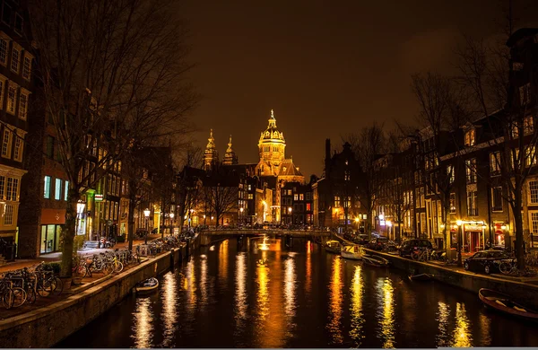 Amsterdam şehir manzaraları gece. Şehir peyzaj genel görünüm. — Stok fotoğraf