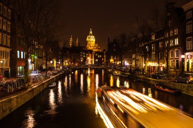 Amsterdam gece kanalları üzerinde hareket bulanıklığı ışık ile mavi yolculuk.