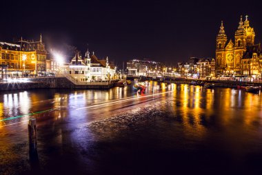 Amsterdam gece kanalları üzerinde hareket bulanıklığı ışık ile mavi yolculuk.