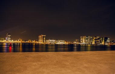 Amsterdam şehir manzaraları gece. Şehir peyzaj genel görünüm.