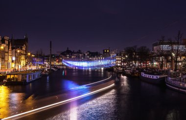 Amsterdam gece kanalları üzerinde hareket bulanıklığı ışık ile mavi yolculuk.