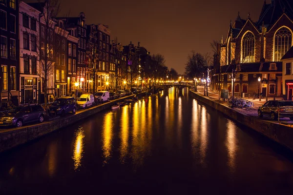 Visitas da cidade de Amsterdã à noite. Vista geral da paisagem da cidade . — Fotografia de Stock