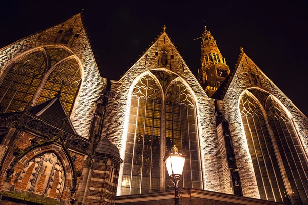 De bezienswaardigheden van de stad van Amsterdam bij nacht. Algemene uitzicht op de stad landschap. — Stockfoto