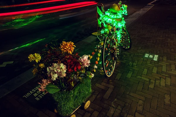 Bicicletta con illuminazione verde brillante & elementi decorativi durante la notte . — Foto Stock