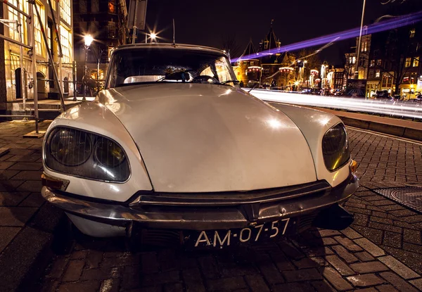 Amsterdam, Niederlande - 5. januar 2016: Ein weißer Oldtimer parkt nachts im zentrum von amsterdam. 5. januar 2016 in amsterdam - niederland. — Stockfoto