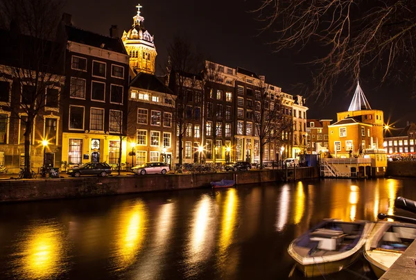 Amsterdam şehir manzaraları gece. Şehir peyzaj genel görünüm. — Stok fotoğraf