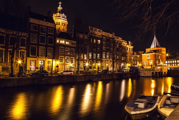 Visitas da cidade de Amsterdã à noite. Vista geral da paisagem da cidade . — Fotografia de Stock