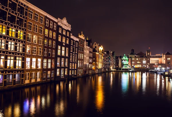 De bezienswaardigheden van de stad van Amsterdam bij nacht. Algemene uitzicht op de stad landschap. — Stockfoto