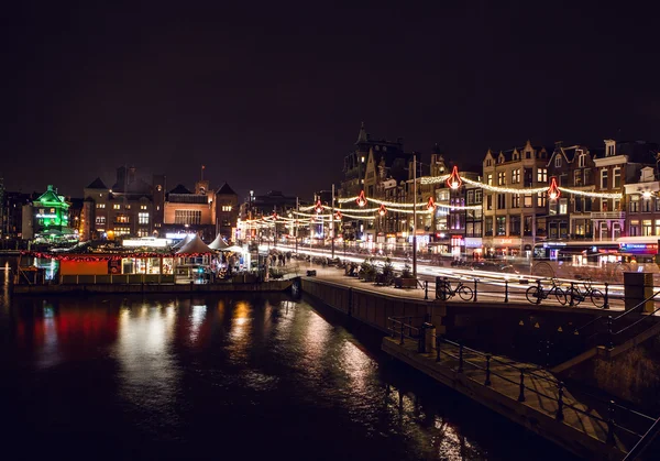 Város nevezetességeit Amszterdam éjjel. Városi táj általános nézetek. — Stock Fotó