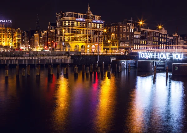 AMSTERDAM, NETHERLANDS - JANUARY 20, 2016: City sights of Amsterdam at night. General views of city landscape on January 20, 2016 in Amsterdam - Netherland. — Stock Photo, Image