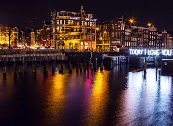 AMSTERDAM, PAÍSES BAJOS - 20 DE ENERO DE 2016: Atracciones turísticas de Ámsterdam por la noche. Vistas generales del paisaje de la ciudad el 20 de enero de 2016 en Amsterdam - Holanda . — Foto de Stock