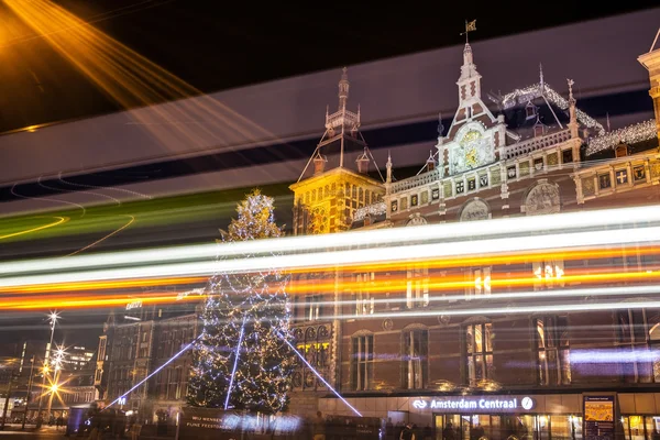 AMSTERDAM, NETHERLANDS - JANUARY 20, 2016: City sights of Amsterdam at night. General views of city landscape on January 20, 2016 in Amsterdam - Netherland. — Stock Fotó