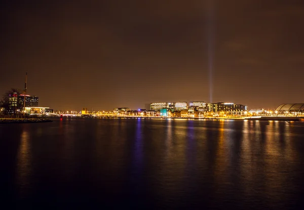 Sevärdheter i Amsterdam på natten. Allmänna visningar av staden landskap. — Stockfoto