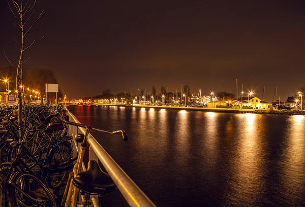 Lugares de interés de la ciudad de Amsterdam por la noche. Vistas generales del paisaje de la ciudad . — Foto de Stock