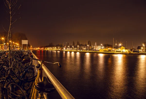 De bezienswaardigheden van de stad van Amsterdam bij nacht. Algemene uitzicht op de stad landschap. — Stockfoto