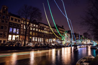 Amsterdam gece kanalları üzerinde hareket bulanıklığı ışık ile mavi yolculuk.