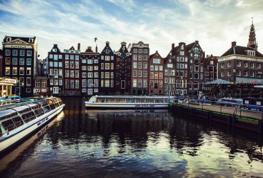 Amsterdam, Hollanda - 30 Ocak 2015: Sokakları, eski binalar, tekne, bentleri Amsterdam - güzel manzaralarını da 