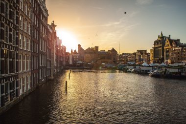 Amsterdam, Hollanda - 30 Ocak 2015: Sokakları, eski binalar, tekne, bentleri Amsterdam - güzel manzaralarını da 