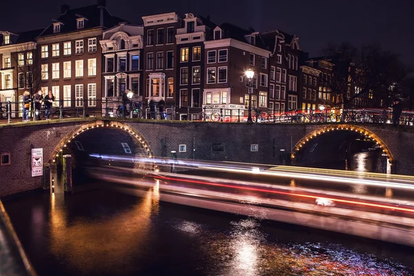 Amsterdam gece kanalları üzerinde hareket bulanıklığı ışık ile mavi yolculuk. — Stok fotoğraf