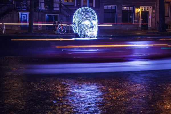 AMSTERDAM, NETHERLANDS - DECEMBER 19, 2015: Light installations on night canals of Amsterdam within light festival on December 19, 2015 in Amsterdam - Netherland. — Φωτογραφία Αρχείου