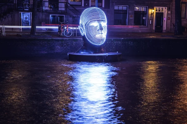 AMSTERDAM, NETHERLANDS - DECEMBER 19, 2015: Light installations on night canals of Amsterdam within light festival on December 19, 2015 in Amsterdam - Netherland. — 스톡 사진