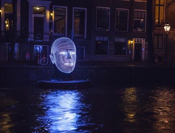 AMSTERDAM, NETHERLANDS - DECEMBER 19, 2015: Light installations on night canals of Amsterdam within light festival on December 19, 2015 in Amsterdam - Netherland. — Zdjęcie stockowe