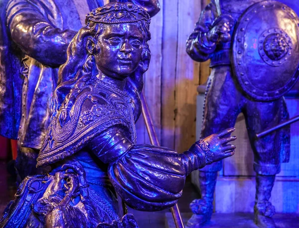 AMSTERDAM, NETHERLANDS - DECEMBER 19, 2015: Bronze figures of soldiers on central square of city lit with street light at night on December 19, 2015 in Amsterdam - Netherland. — Stok fotoğraf