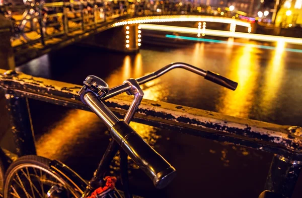 Kreuzfahrtschiff mit verschwommenem Licht bewegt sich auf den nächtlichen Kanälen von Amsterdam. — Stockfoto
